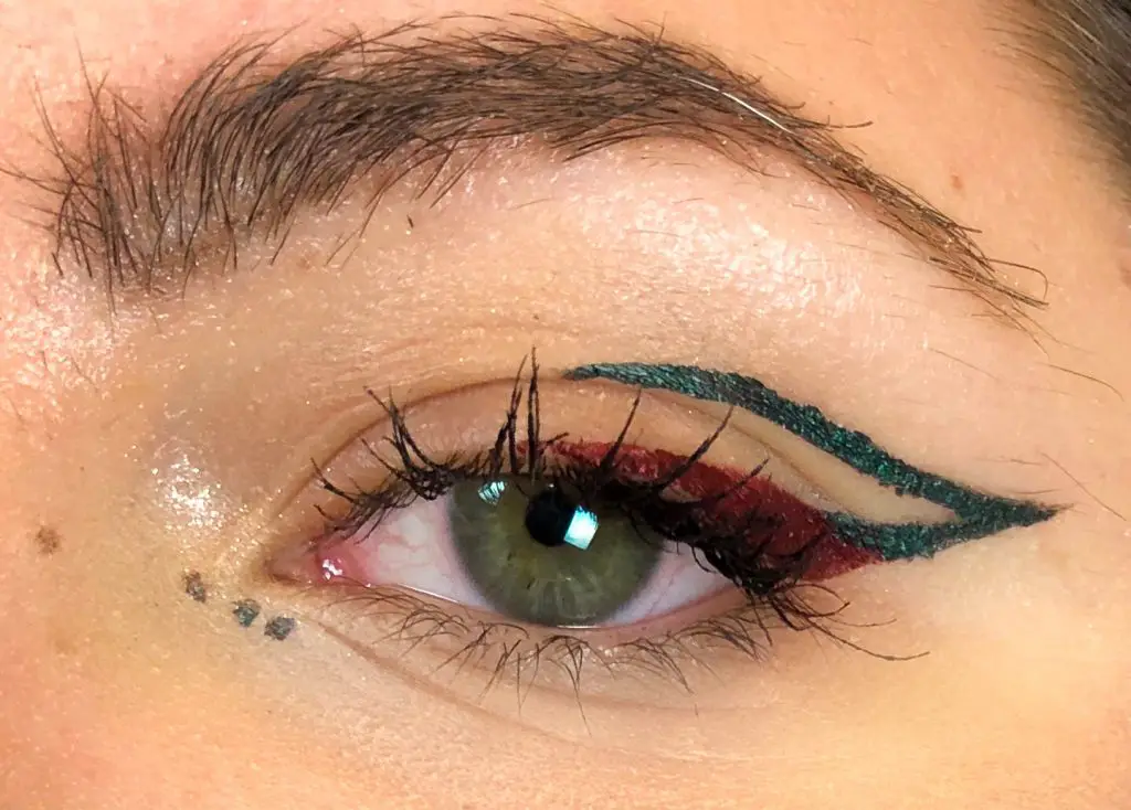 Following The Trends: Coloured Graphic Eyeliner Makeup