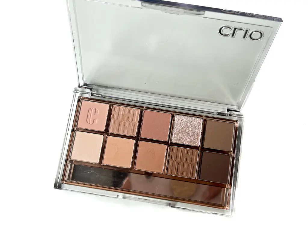 Clio 11 Walking On The Cosy Alley Pro Eye Palette | Review