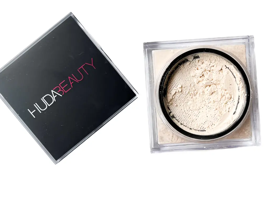 Huda Beauty Easy Bake Powder | Review